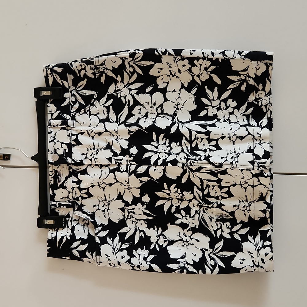 Floral monotone 18" short skirt.
